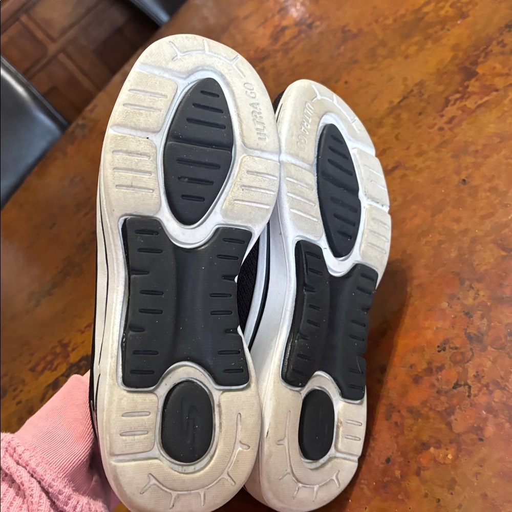 Skechers arch fit size 9 black slip on shoe. Barely worn - Picture 7 of 7